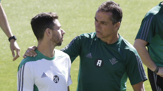 El entrenador, Alexis Trujillo, dialoga con Rubén Castro.