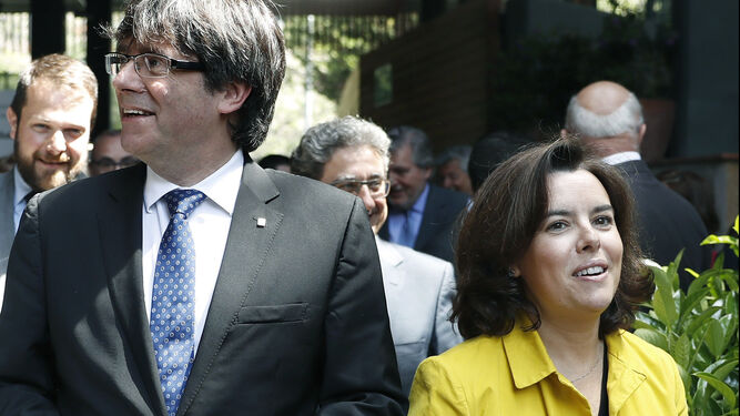 Carles Puigdemont y Soraya Sáenz de Santamaría.