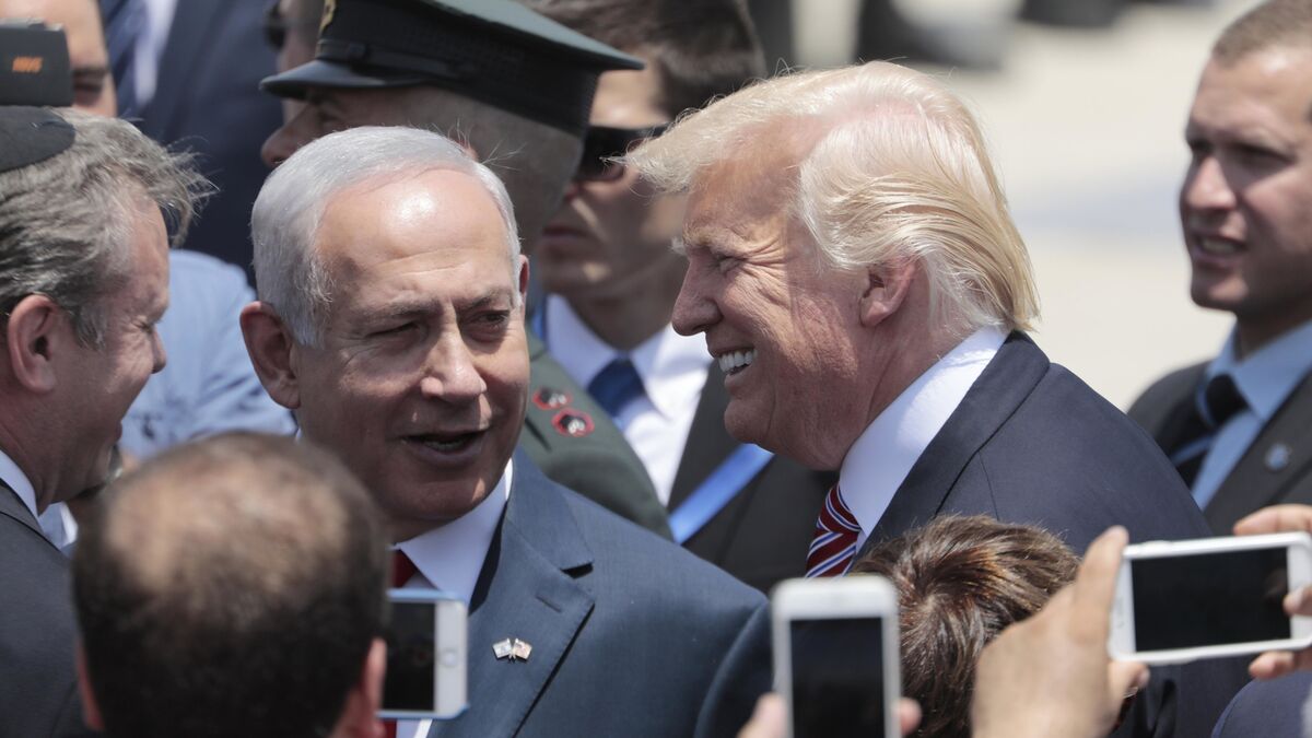 Benjamín Netanyahu  recibe a Donald Trump, en el aeropuerto de Tel Aviv.
