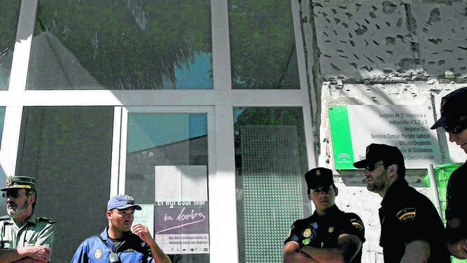 Miembros de la Udyco vigilan la puerta del juzgado de Estepona en 2008 durante la declaración de los detenidos.