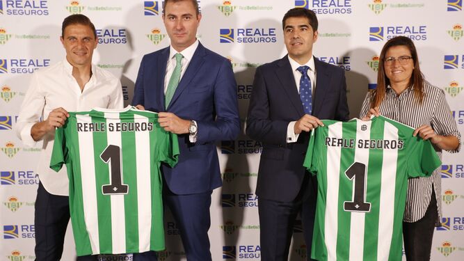 Joaquín junto a Ángel Haro y representantes de la marca Reale Seguros.