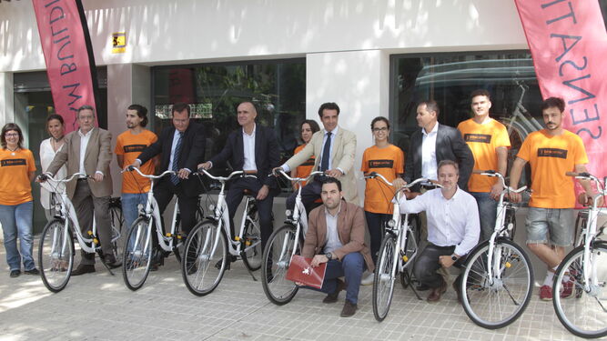 El gerente de Urbanismo, los delegados de Movilidad y Hábitat Urbano y promotores del 'Sevilla Bike Center' posan durante la inauguración.