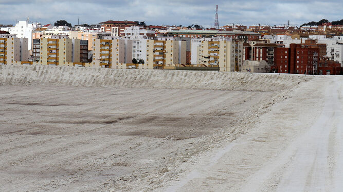 Balsas de fosfoyesos, muy cerca de Huelva, al fondo.