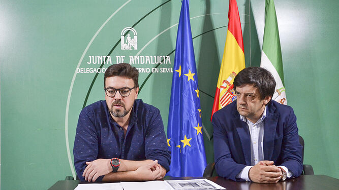 Antonino Sanz (director del Parque Natural Sierra Norte) y José Losada (Junta de Andalucía) en la presentación del evento.