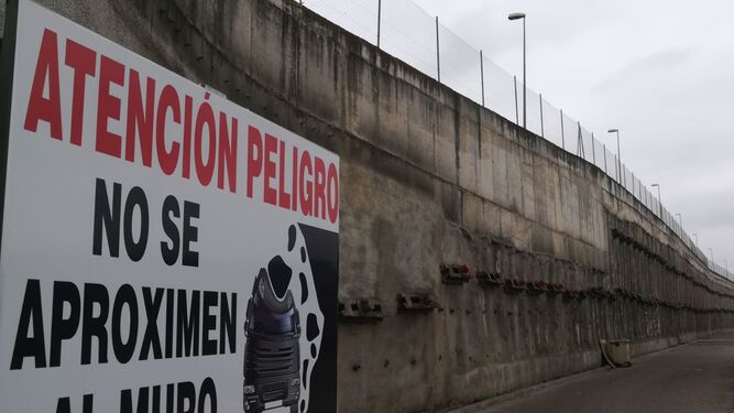 El cartel que hay junto al muro de contención de la ladera de Sport Aljarafe en El Manchón desde hace años.