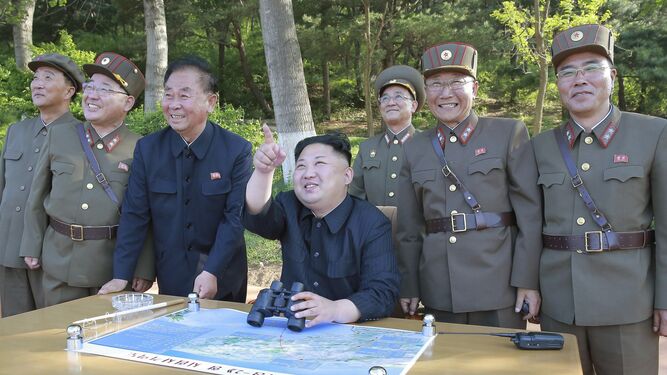 El líder norcoreano, Kim  Jong-un  (c), observa el lanzamiento de un misil balístico .