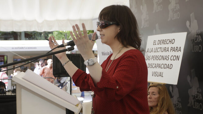 La periodista Vanesa Proaño, ayer, en la Feria del Libro, en la Plaza Nueva.