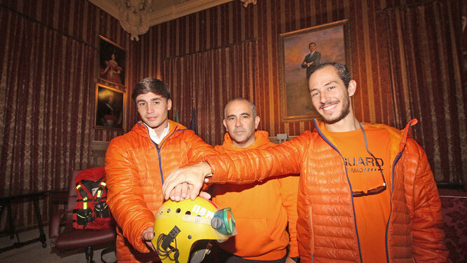 Los tres bomberos arrestados en Lesbos, José Enrique Rodríguez, Manuel Blanco y Julio Latorre, en el Ayuntamiento de Sevilla.