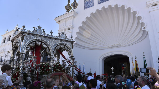 Villamanrique es la primera en presentarse ante la Virgen durante la jornada del sábado.