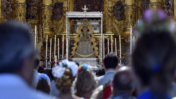 El santuario de la Virgen del Rocío está lleno de fieles a todas horas. La Blanca Paloma es el principio y fin de los peregrinos.
