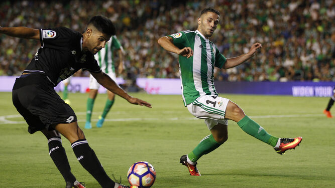 Durmisi intenta cortar el centro de Juanfran, jugador del Deportivo.