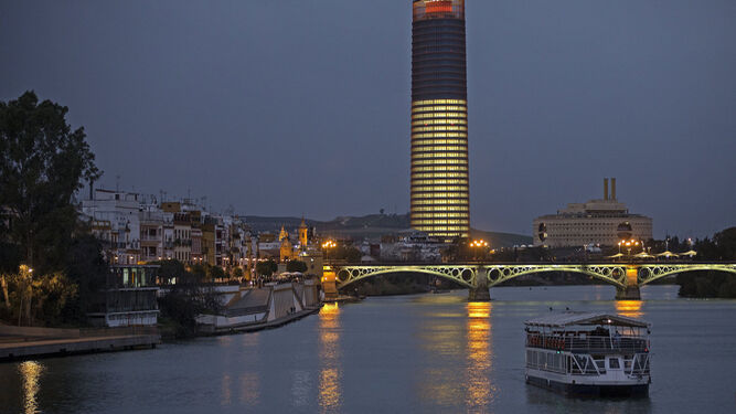 La Torre Sevilla iluminada en su mitad.
