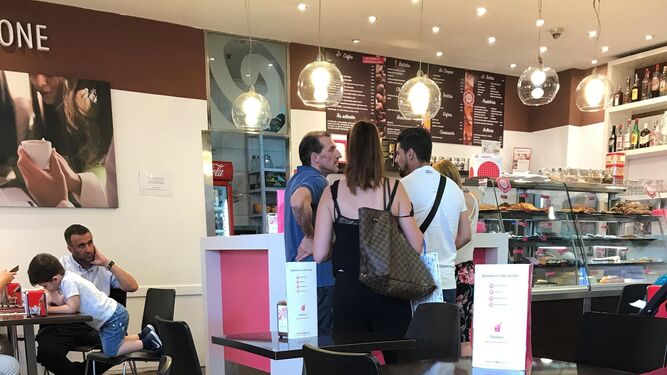 El director deportivo del Sevilla, Óscar Arias, se encuentra con Nolito y su mujer en una heladería-cafetería del Nervión Plaza.
