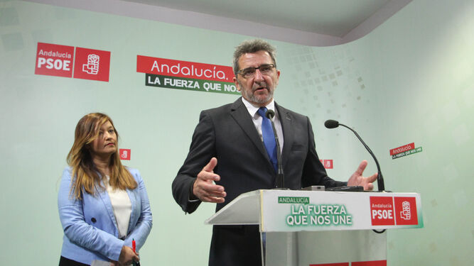 Gutiérrez Limones, cuando anunció en mayo de 2016 su reuncia a la Alcaldía de Alcalá, junto a Verónica Pérez.