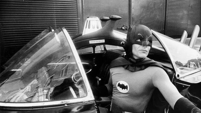 Adam West, enfundado en el traje de Batman, en un fotograma de la serie.