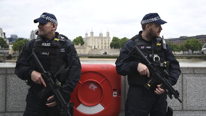 Dos agentes cumplen con las medidas de seguridad desplegadas en la capital británica tras el atentado.
