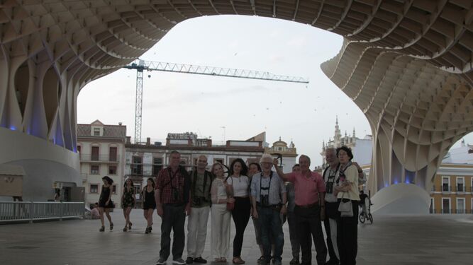 Los siete expertos europeos posan con Elena Moreno, Esperanza Portillo, Juan Antonio Martínez y Jesús Solana en la plaza mayor de la Encarnación.
