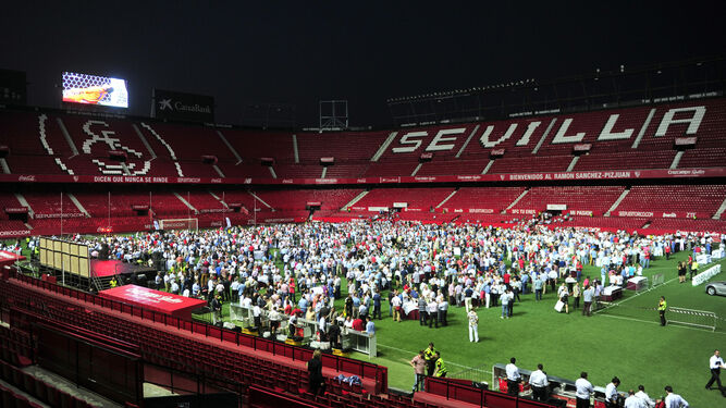 Espectacular imagen de los 4.000 'Fieles de Nervión' disfrutando de la cena que les ofreció el club en el estadio Ramón Sánchez-Pizjuán.