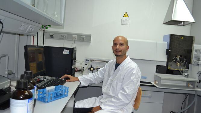 Raúl Zornoza -en la imagen, en su laboratorio- trabaja en colaboración con la Universidad de Córdoba.