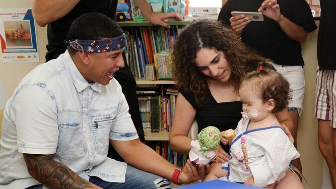 Daddy Yankee da la cara por los niños con cáncer