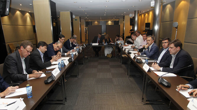 Los presidentes de los clubes de la ACB, durante la reunión del pasado 23 de mayo.