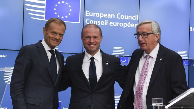 El presidente del Consejo Europeo, Donald Tusk; el primer ministro maltés, Joseph Muscat, y el líder de la Comisión Europea, Jean-Claude Juncker, ayer en Bruselas.