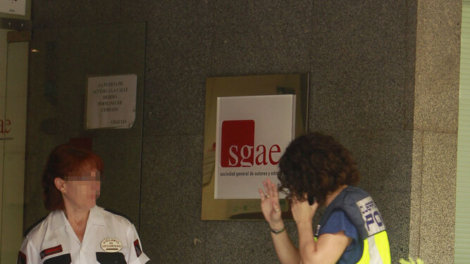 Imagen tomada el pasado martes en la sede de la SGAE, cuando se detuvo a 18 personas relacionadas con el caso.