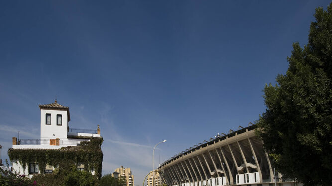 Vista lateral del estadio junto a un hotelito de Heliópolis.