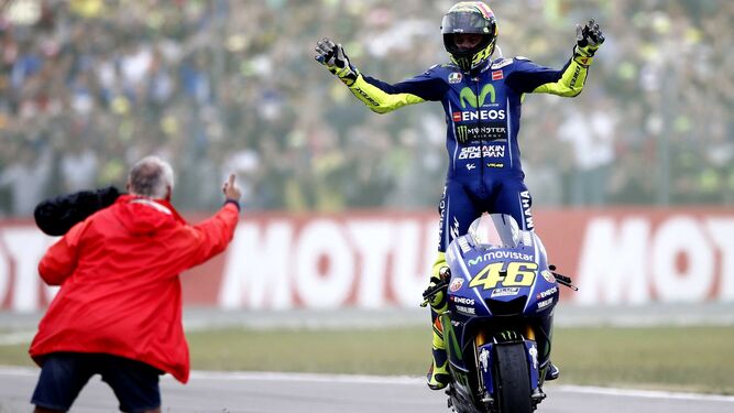Rossi celebra su victoria sobre su Yamaha