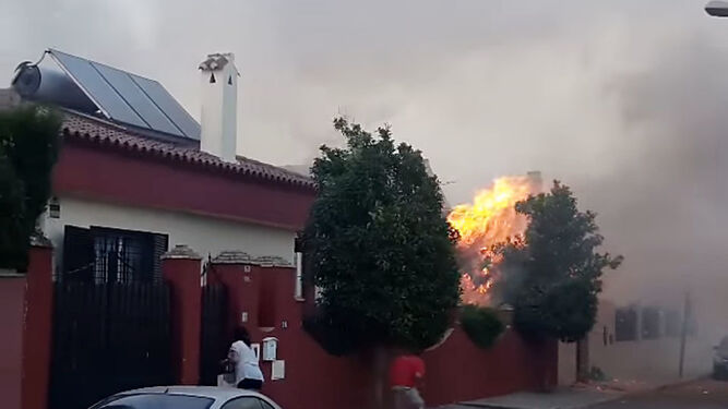 El fuego declarado el sábado en Espartinas.