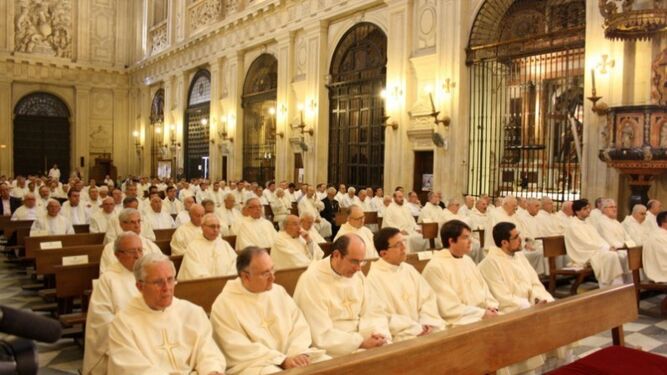 Vicarios y sacerdotes de la Archidiócesis de Sevilla.