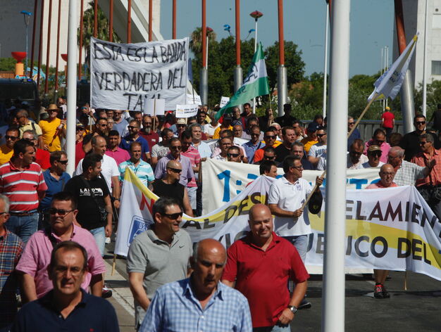 Marcha de taxistas por las calles de Sevilla
