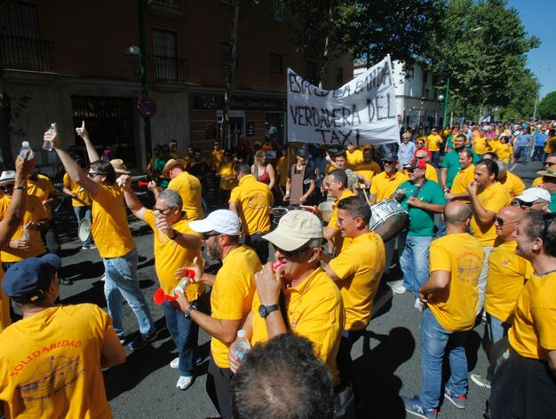 Marcha de taxistas por las calles de Sevilla