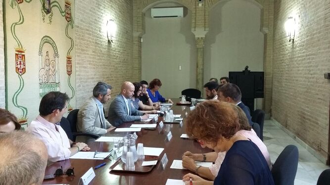 Reunión de los agentes turísticos en la sede de la Delegación del Gobierno de la Junta en Sevilla.