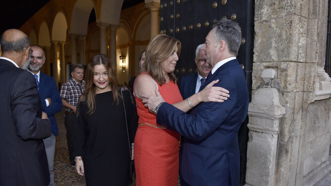 José Joly saluda a la presidenta de Andalucía, Susana Díaz.