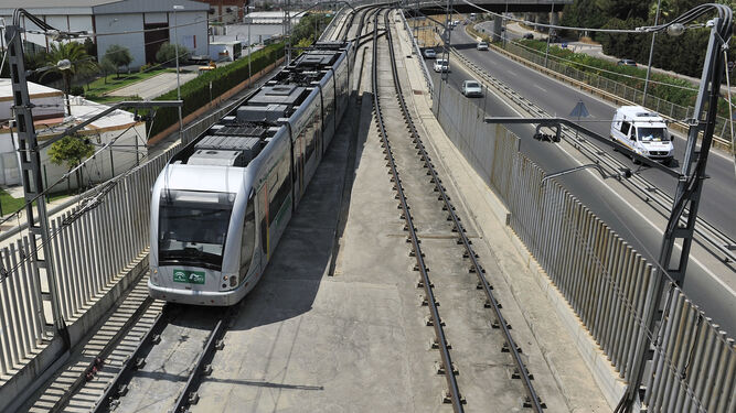 Un vagón del Metro  entre Montequinto  y Olivar de Quintos.