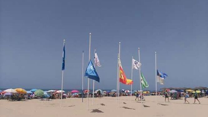 Banderas a media asta en la costa de Chipiona