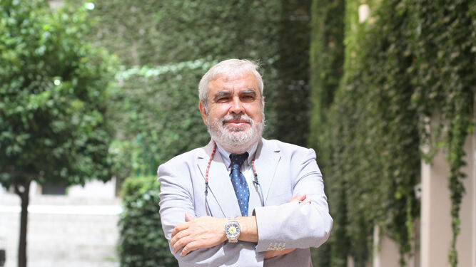 El profesor León Carrión, en la Facultad de Psicología, durante un momento de la entrevista