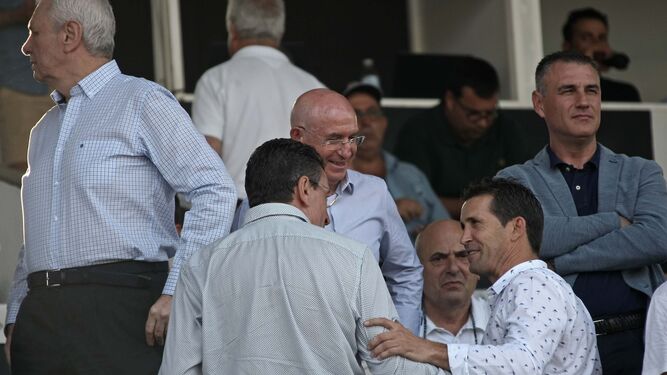 Lorenzo Serra Ferrer dialoga con Juan Merino, el pasado viernes en el palco del Estadio Municipal de la Línea.
