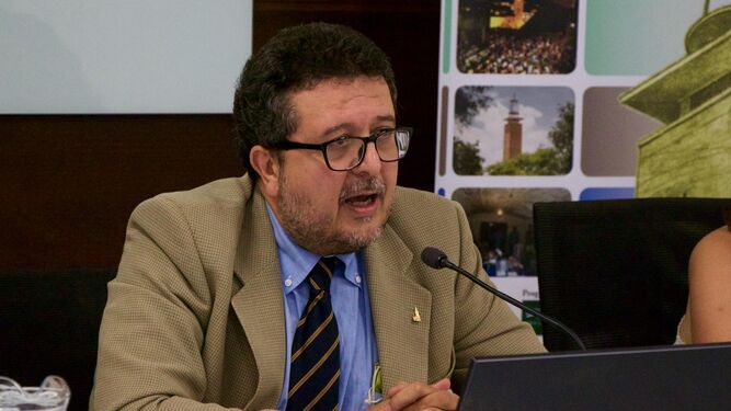 El ex juez Francisco Serrano, en un momento de su intervención de ayer en el curso de la UPO en Carmona.