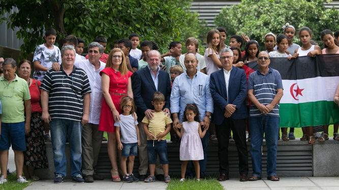 El presidente de la Diputación con los niños, varios diputados provinciales y responsables del programa Vacaciones en Paz.