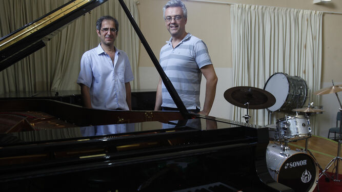 El catedrático de Guitarra de Jazz Toño Contreras, en las instaciones del Conservatorio Manuel Castillo.