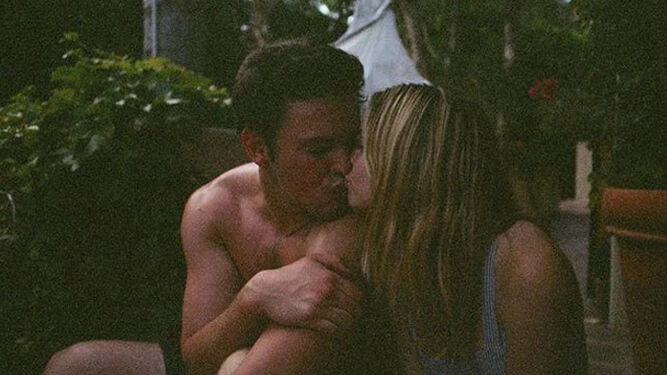 El beso al atardecer compartido en las redes sociales de Stella y Alex.