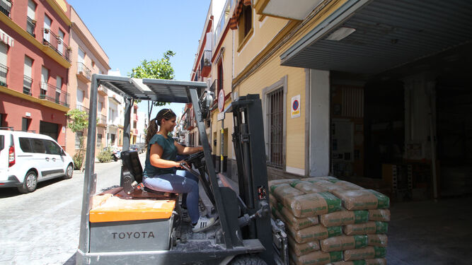 Irene Rodríguez lleva el material al taller de escayolas de la calle Mosquera de Figueroa.