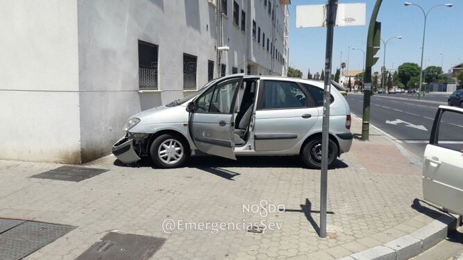 El vehículo accidentado en la calle Doctor Fedriani
