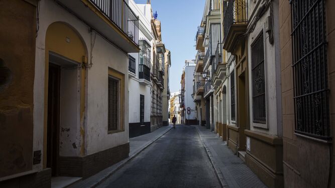 La calle Santiago, ayer por la tarde, que pasa junto a la iglesia del mismo nombre de la que sale el Beso de Judas.