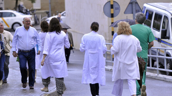 Un grupo de profesionales sanitarios en el complejo Virgen del Rocío.