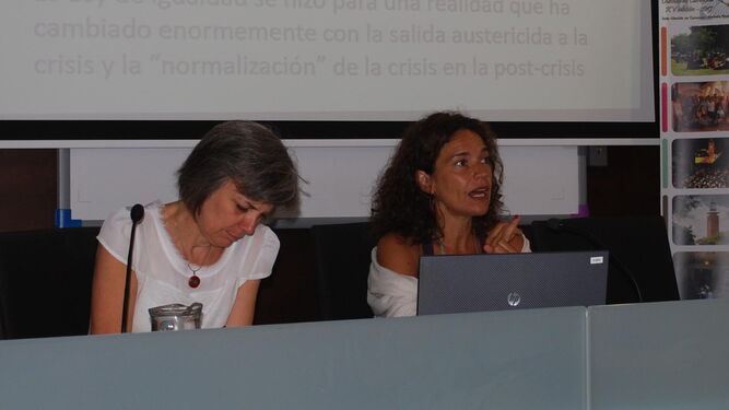 La profesora, Lina Gálvez, a la derecha, durante la ponencia de ayer.