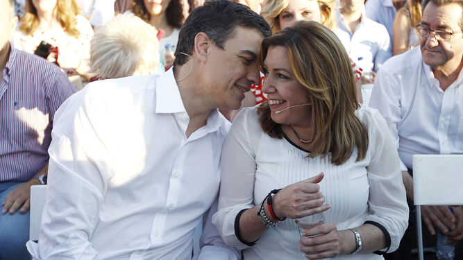 Pedro Sánchez y Susana Díaz charlan antes de un acto celebrado en Peligros (Granada) en mayo de 2016 durante la campaña electoral del 26-J.