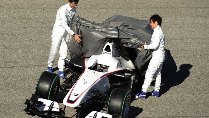 De la Rosa y Kobayashi destapando el monoplaza de Sauber